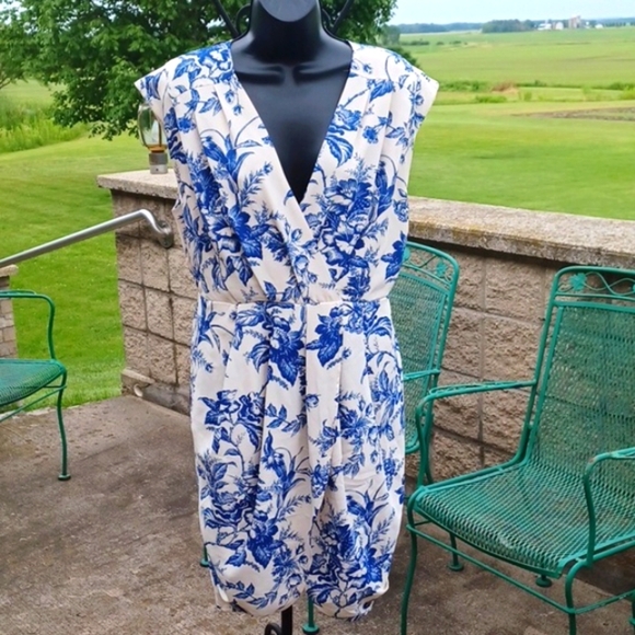 Express V-Neck Faux Wrap Pleated Mini Sheath Dress Size M White w/blue flowers - Picture 1 of 8